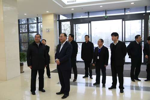 陳總等中心領導班子引導劉副市長一行參觀中心交易大廳