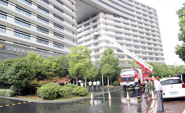 消防車高樓救援演練